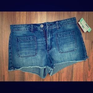 STS blue boyfriend cut off shorts size 6. NWT